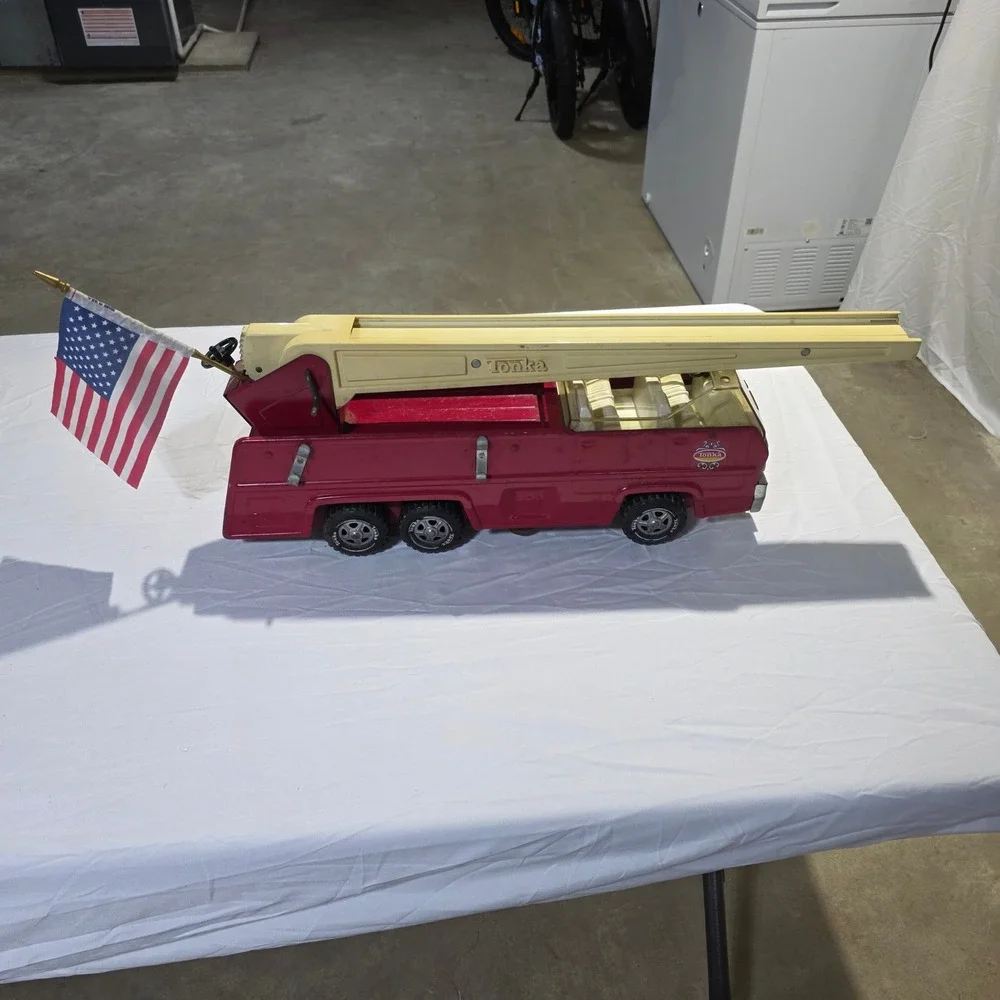 Vintage Tonka Fire Truck Pressed Steel Red Extendable Ladder American Flag Toy